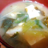 ワカメ豆腐ロメインレタスの味噌汁